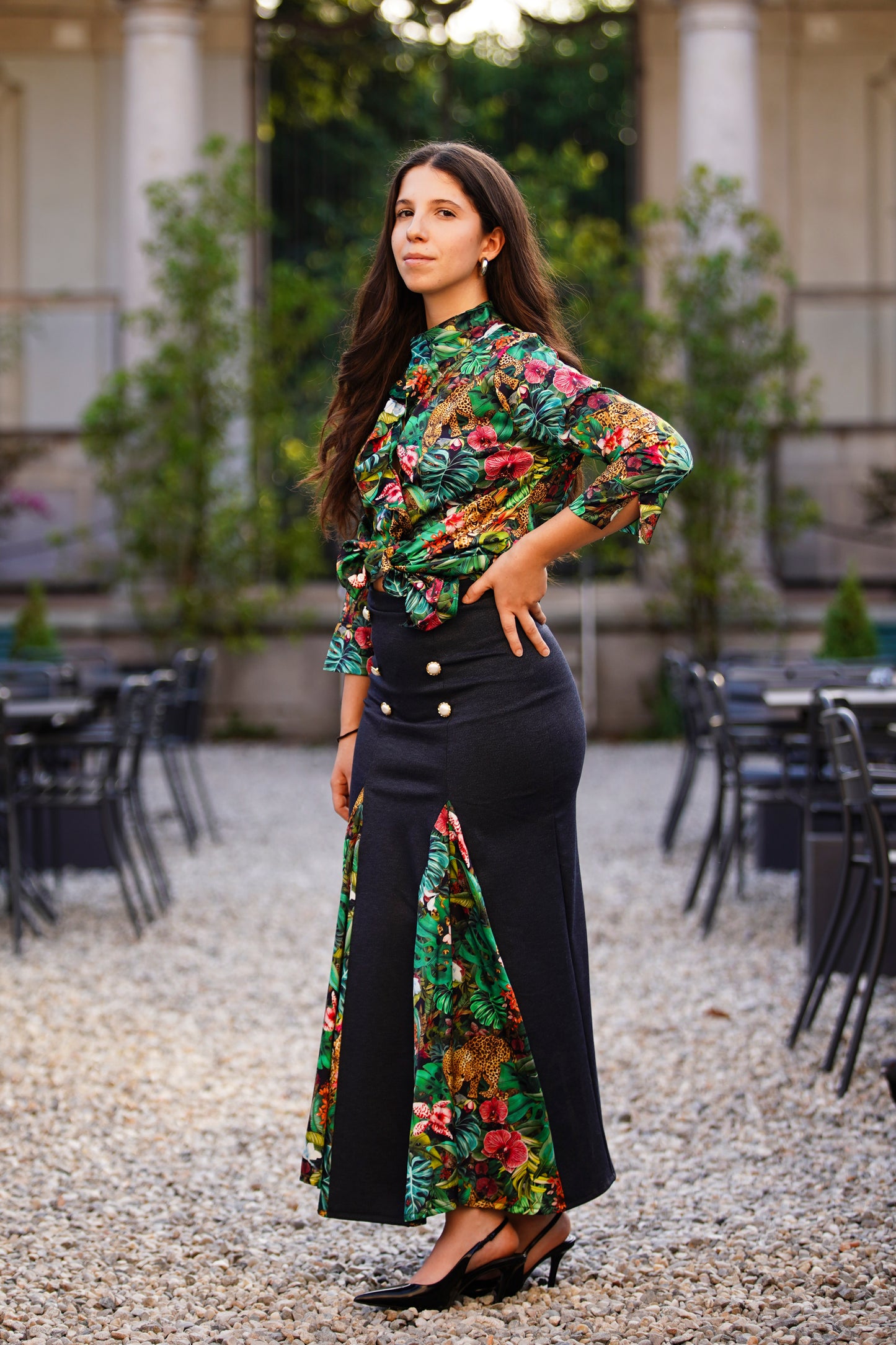 Completo Donna “Giungla Urbana” – Blusa Tropicale e Gonna Nera con Inserti Jungle | Collezione Dolcevita in Riviera