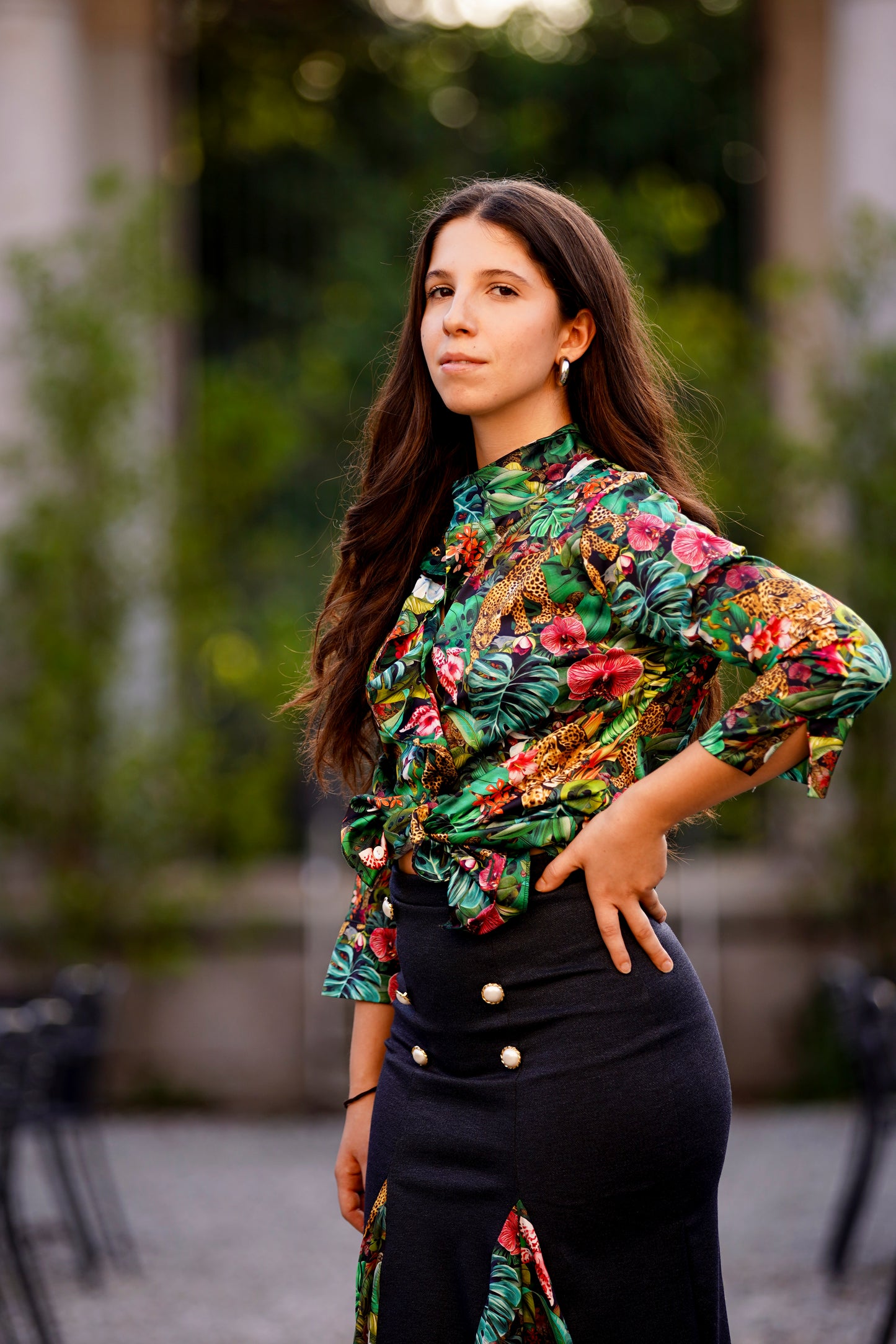 Completo Donna “Giungla Urbana” – Blusa Tropicale e Gonna Nera con Inserti Jungle | Collezione Dolcevita in Riviera