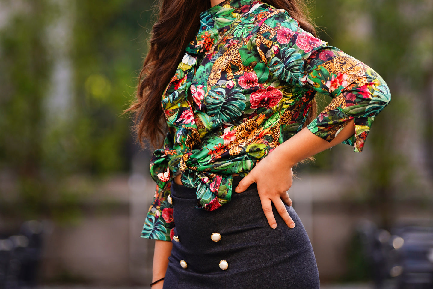Completo Donna “Giungla Urbana” – Blusa Tropicale e Gonna Nera con Inserti Jungle | Collezione Dolcevita in Riviera