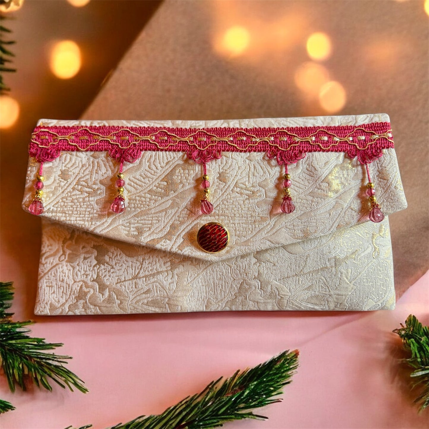 Pochette Jacquard Avorio con Passamaneria Rossa e Bottone Gioiello – Festive Collection | JLAdore Couture