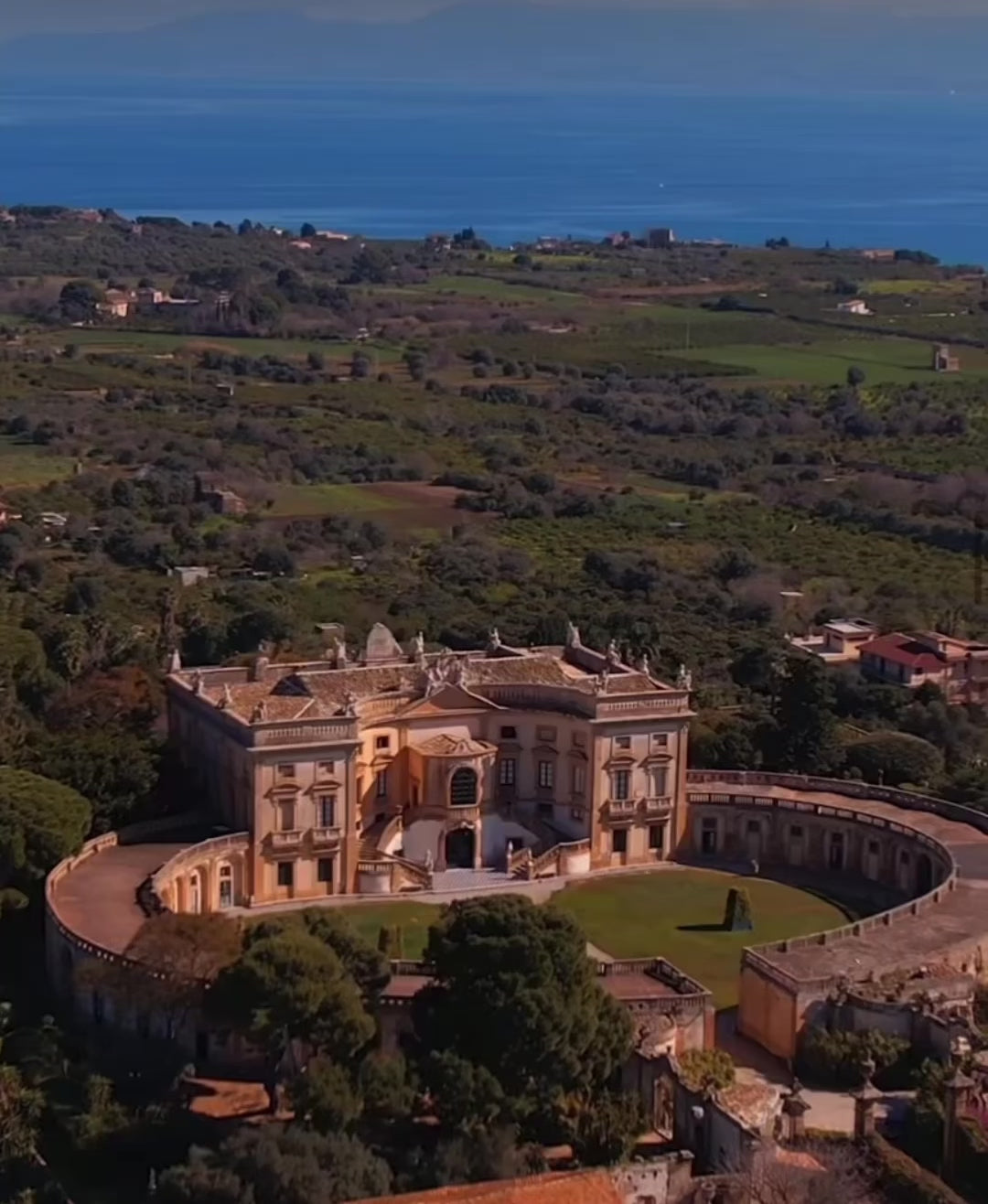 Carica il video: 